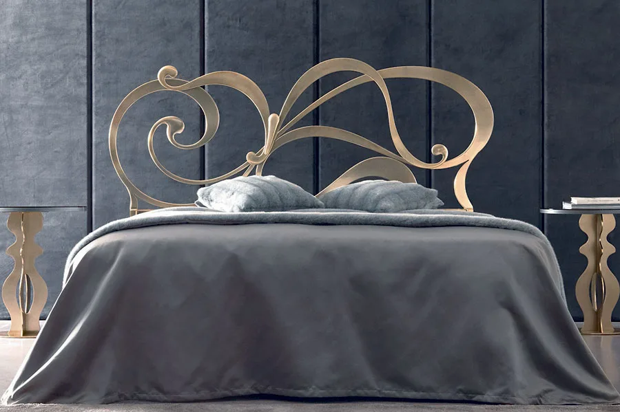 Modello di letto matrimoniale in ferro battuto di design n.02