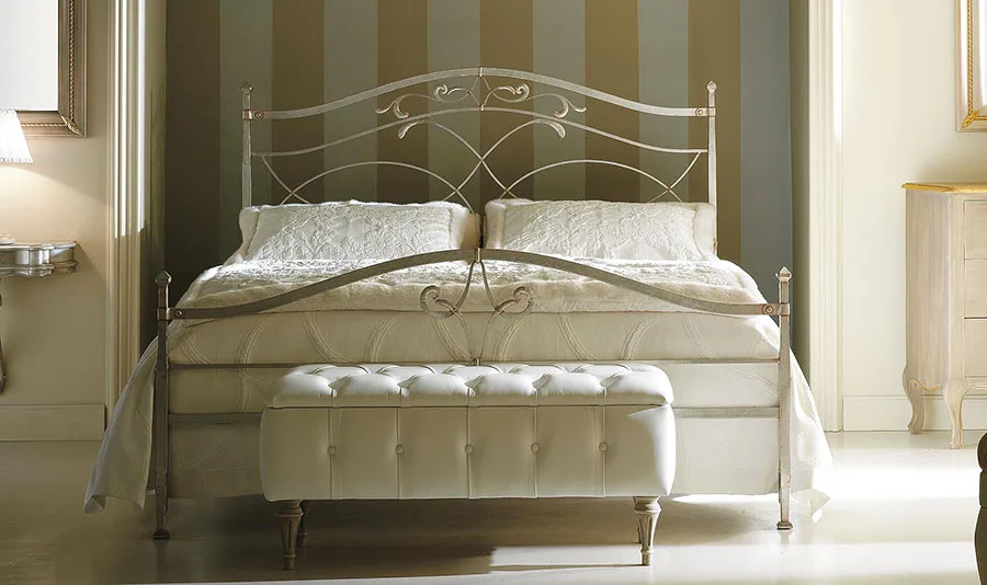 Modello di letto matrimoniale in ferro battuto di design n.03