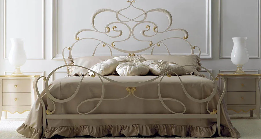 Modello di letto matrimoniale in ferro battuto di design n.07