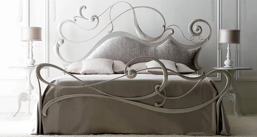 Modello di letto matrimoniale in ferro battuto di design n.08