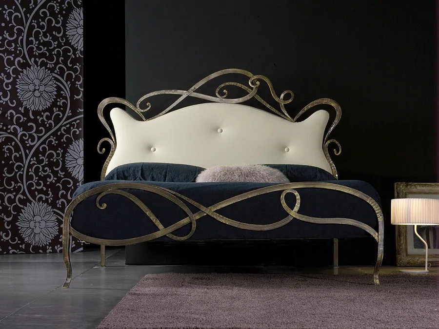 Modello di letto matrimoniale in ferro battuto di design n.11