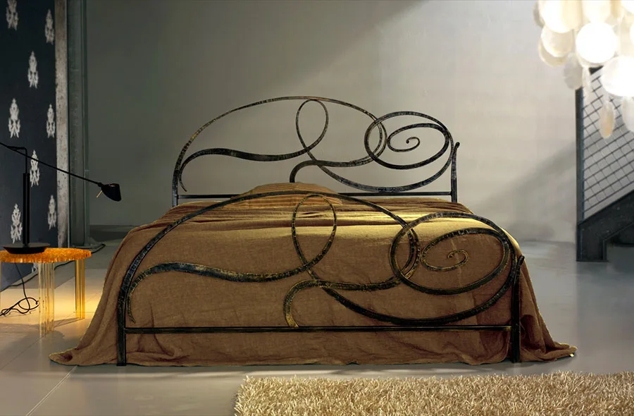 Modello di letto matrimoniale in ferro battuto di design n.13