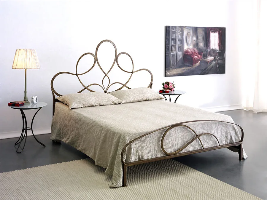 Modello di letto matrimoniale in ferro battuto di design n.15
