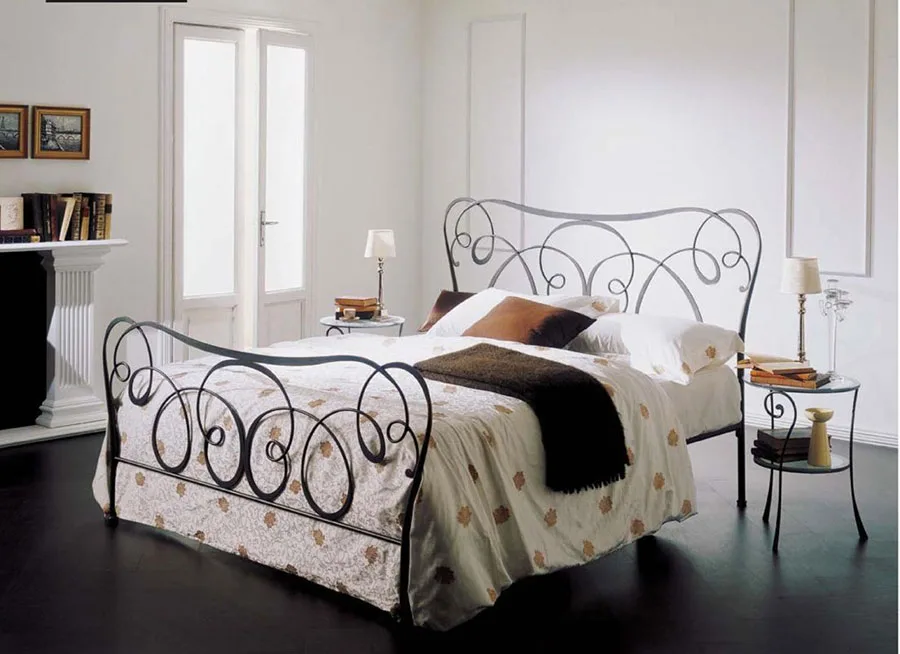 Modello di letto matrimoniale in ferro battuto di design n.16