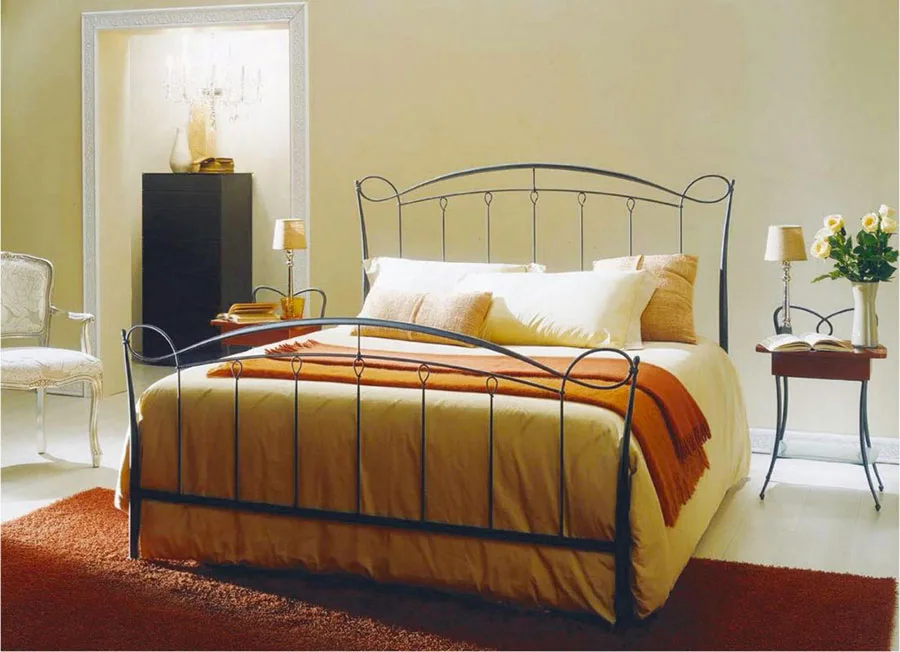 Modello di letto matrimoniale in ferro battuto di design n.19