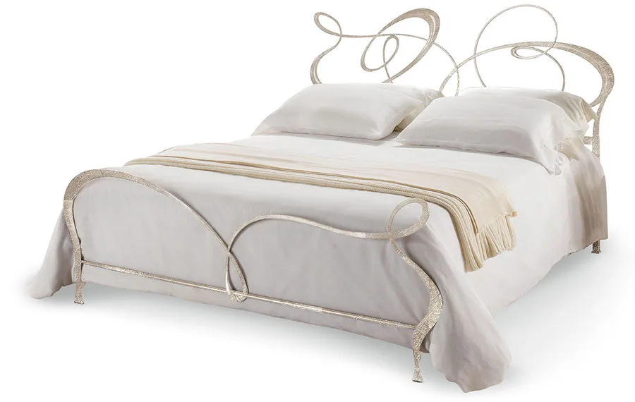Modello di letto matrimoniale in ferro battuto di design n.20
