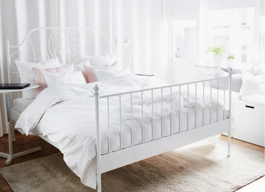 Modello di letto matrimoniale in ferro battuto Ikea n.01