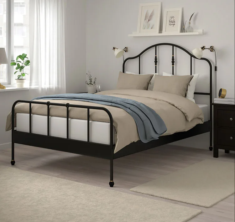 Modello di letto matrimoniale in ferro battuto Ikea n.02