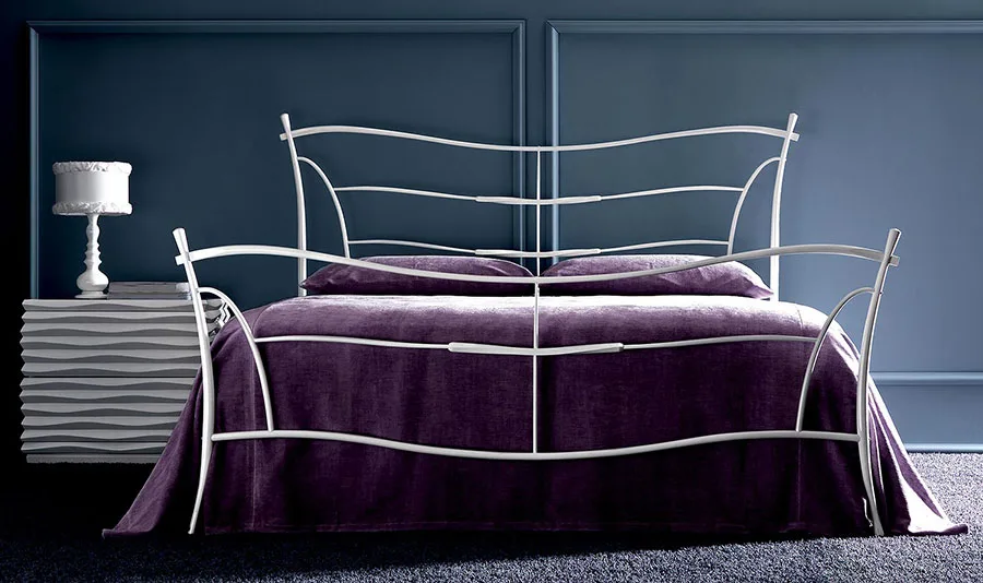 Modello di letto matrimoniale in ferro battuto moderno n.02