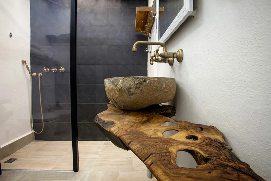 Idee per arredare un bagno con lavabo in pietra n.02