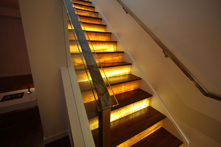 Idee di illuminazione per gradini di scale interne n.02