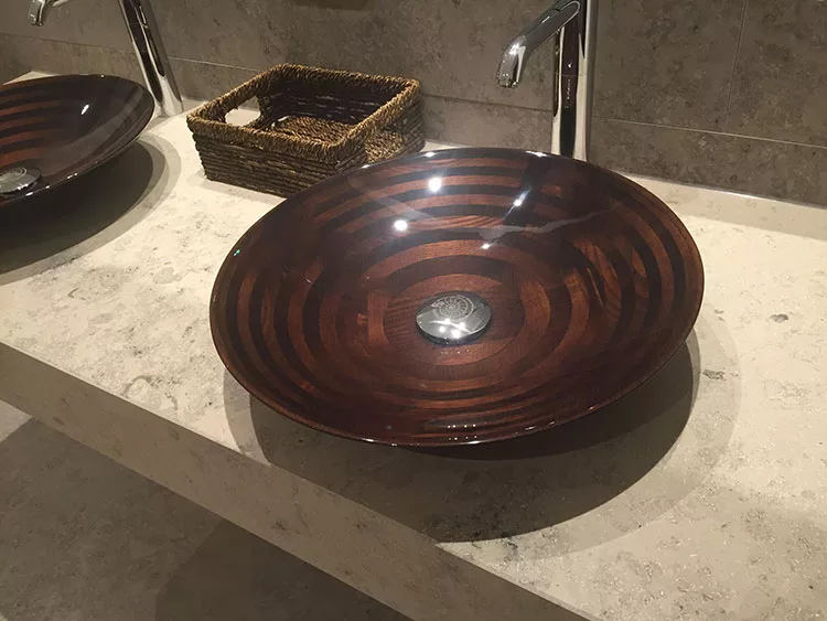 Modello di lavabo bagno in legno dal design originale n.10