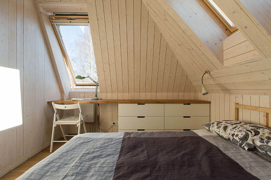 Idee per arredare una camera da letto in legno in mansarda n.02