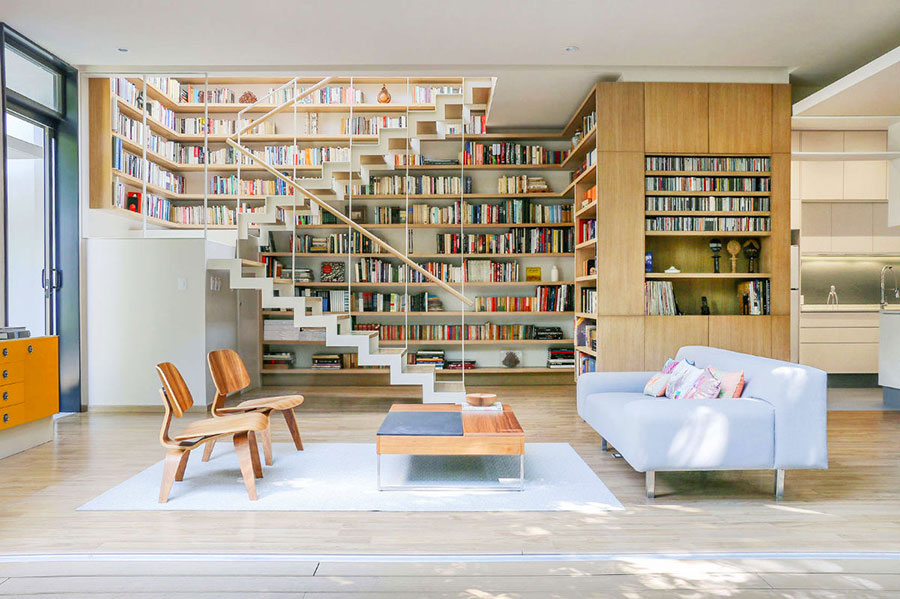 Libreria a parete: 25 idee di design per arredare il soggiorno ... Idee parete soggiorno