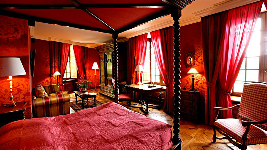 Idee per arredare e decorare una camera da letto con il rosso n.06