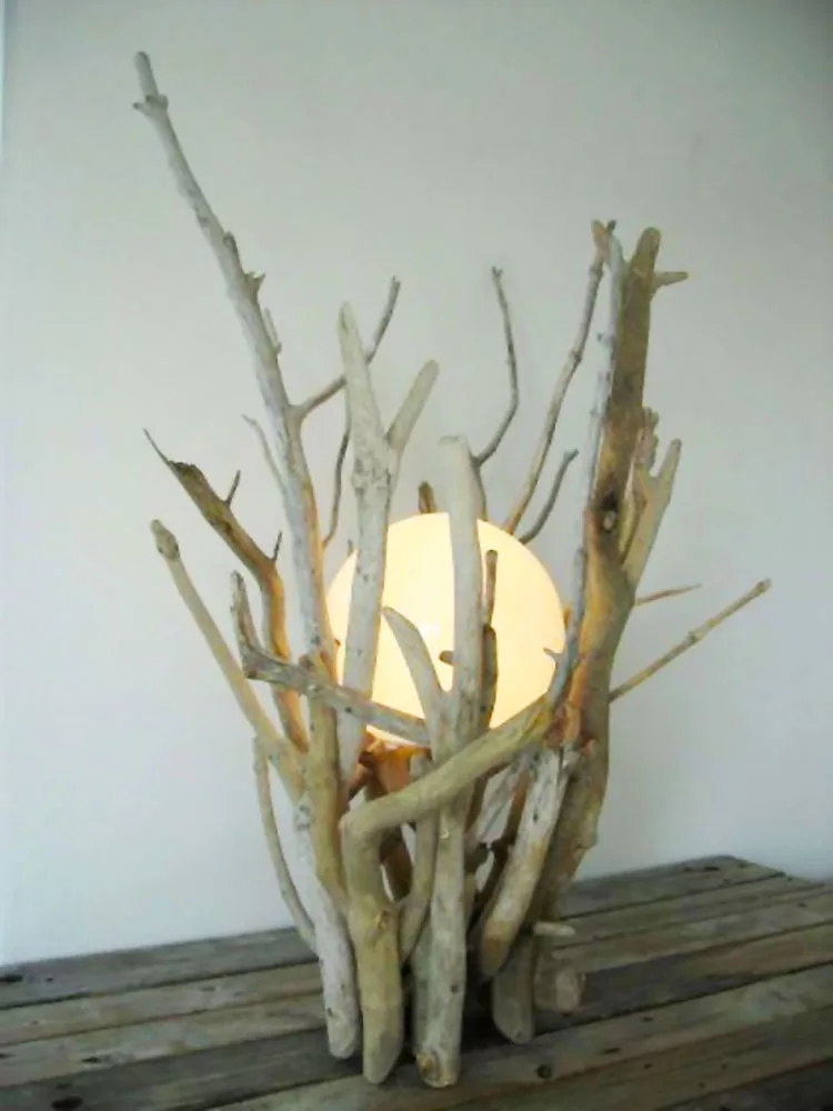 Modello di lampada da tavolo in legno fai da te con rami n.02