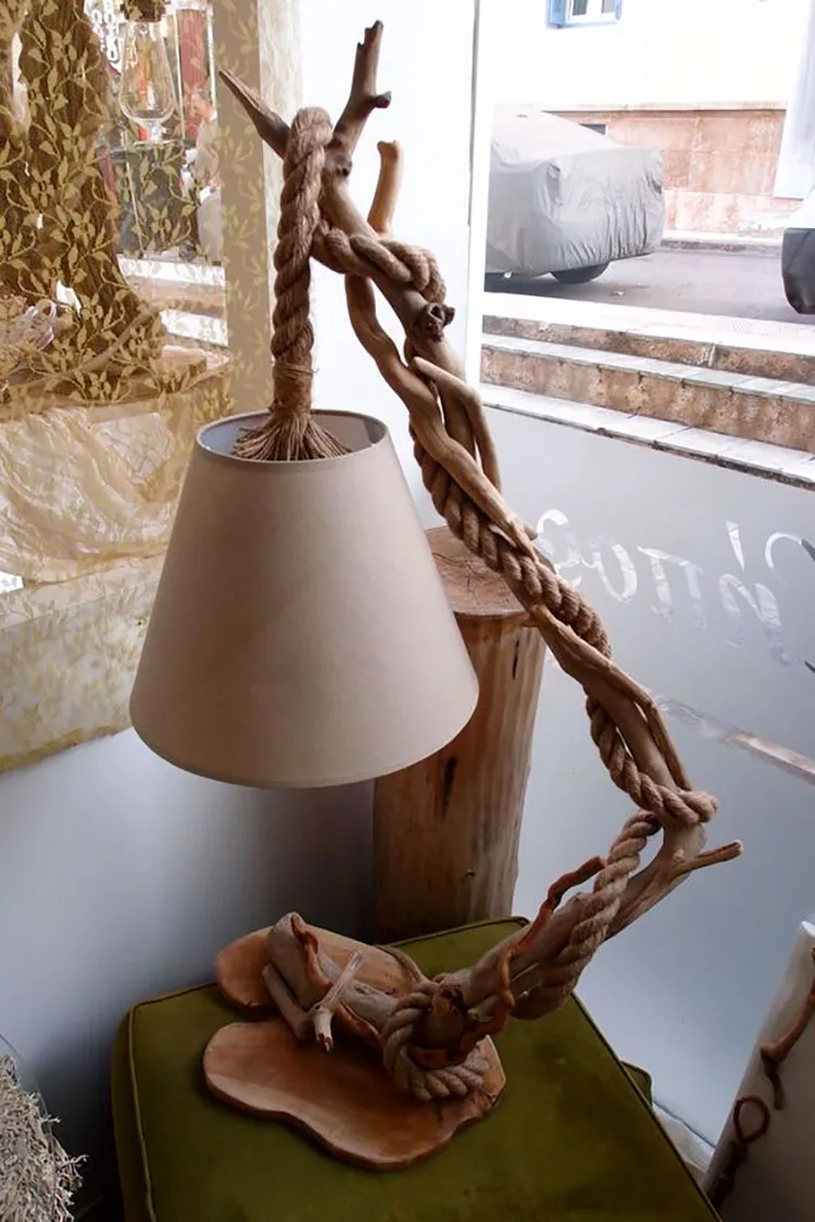 Modello di lampada da tavolo in legno fai da te con rami n.03