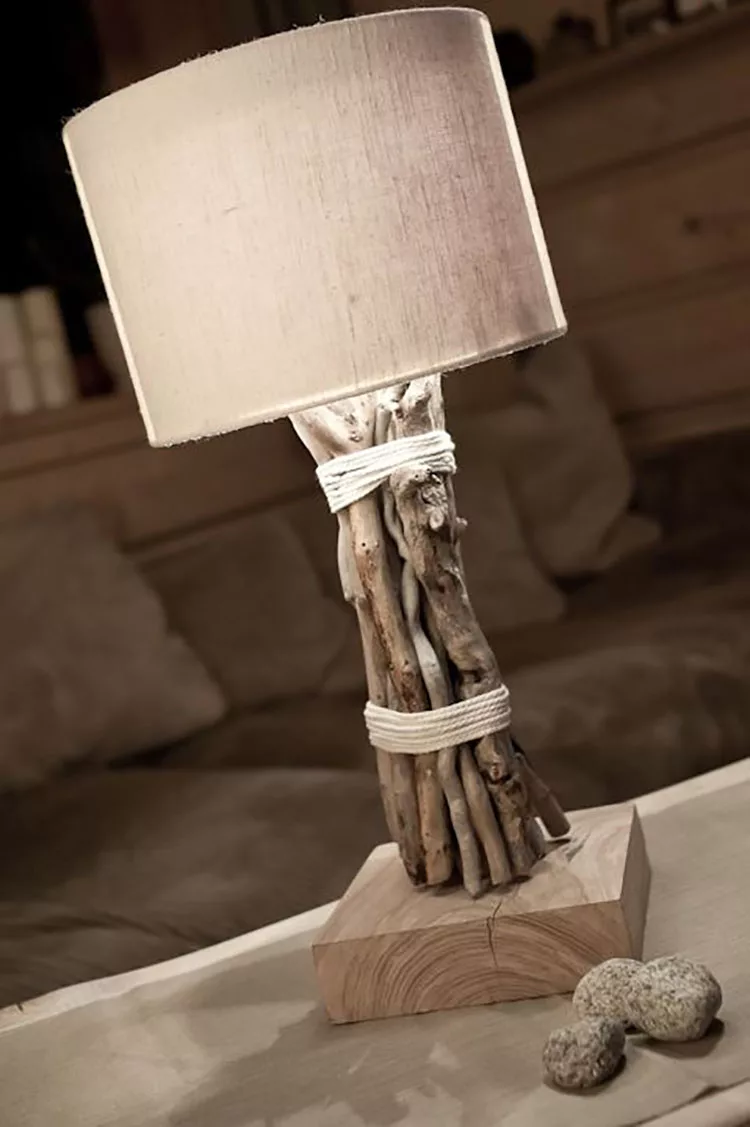Modello di lampada da tavolo in legno fai da te con rami n.05