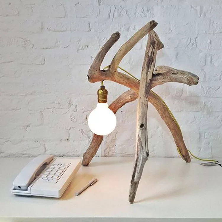 Modello di lampada da tavolo in legno fai da te con rami n.06