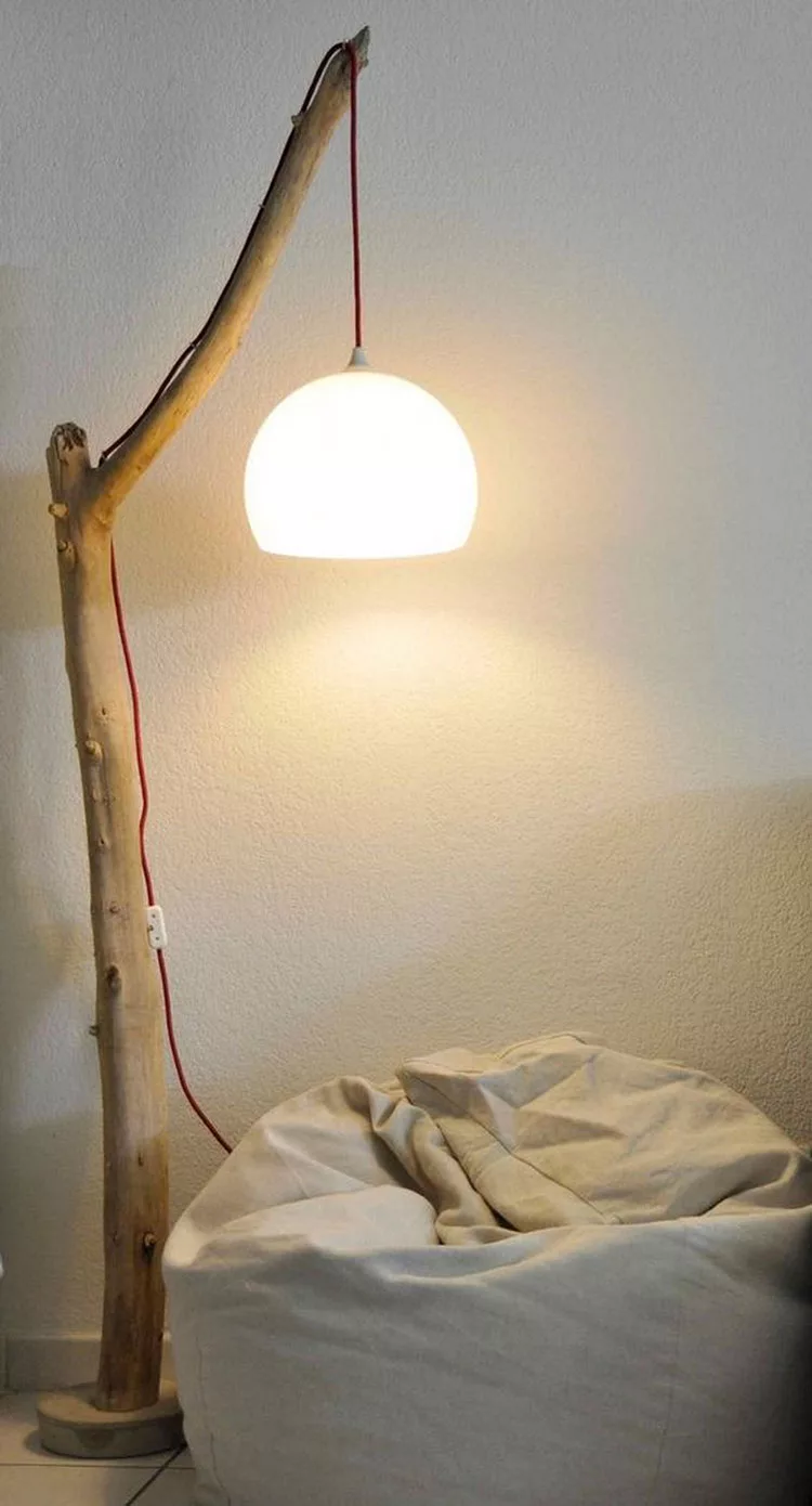 Modello di lampada da terra in legno fai da te con rami n.04
