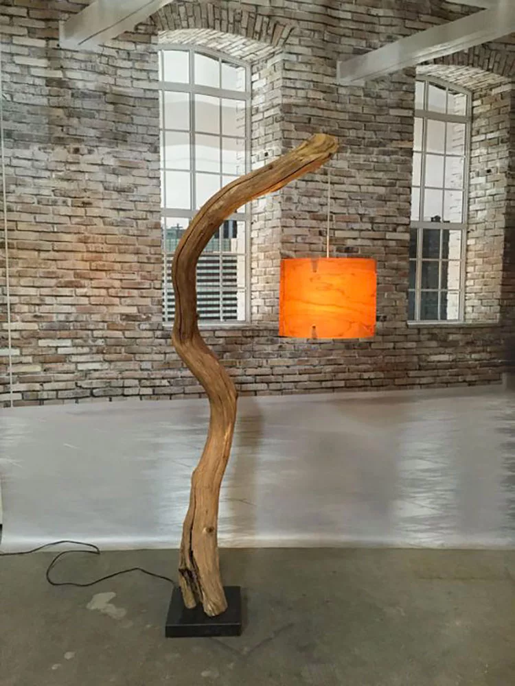 Modello di lampada da terra in legno fai da te con rami n.07