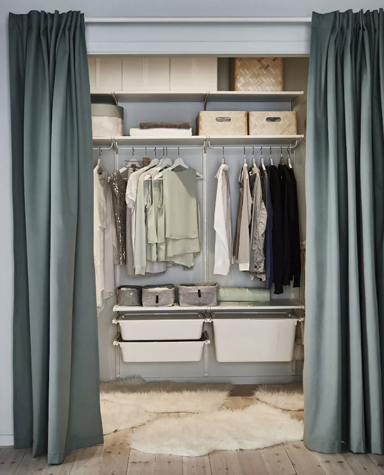 Idee per progettare una cabina armadio in una mansarda basa Ikea
