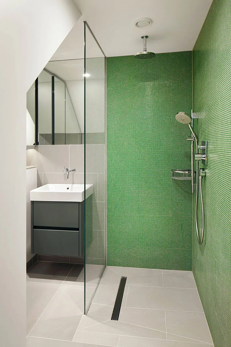 Idee per un bagno verde e bianco 4