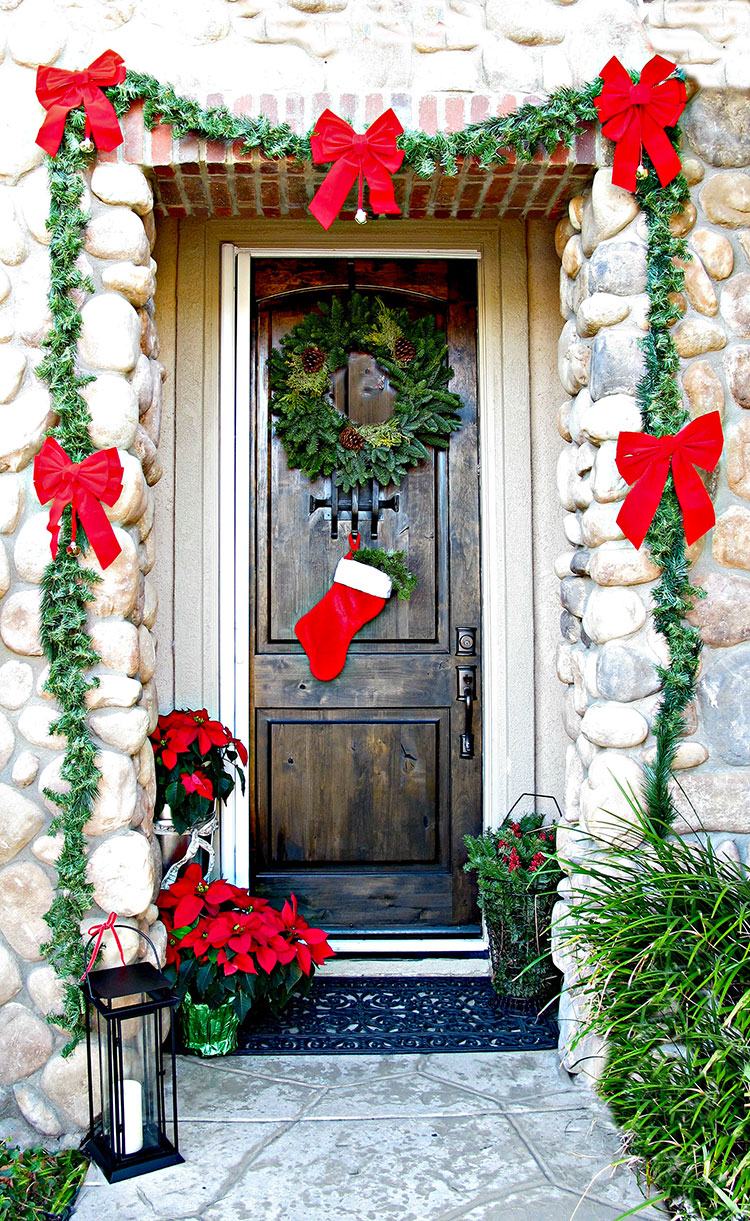 Idee per decorare una porta d'ingresso natalizia n.03