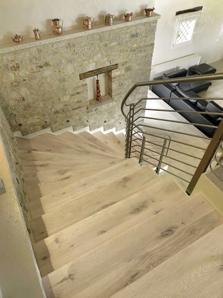 Idee per rivestimenti per scale interne in legno n.01