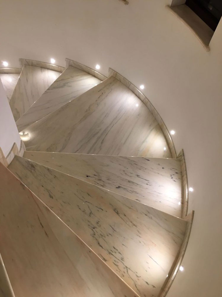 Idee per rivestimenti per scale interne in marmo n.01