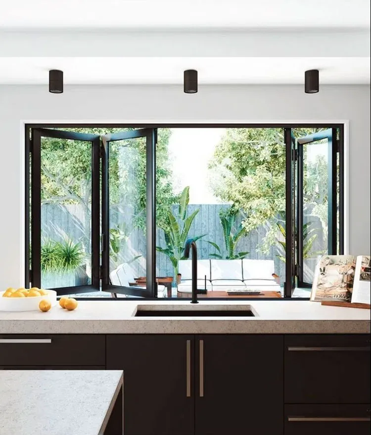 Idee per una cucina con finestra sul lavello n.05