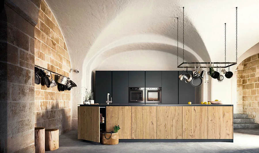Modello di cucina nera e legno n.10