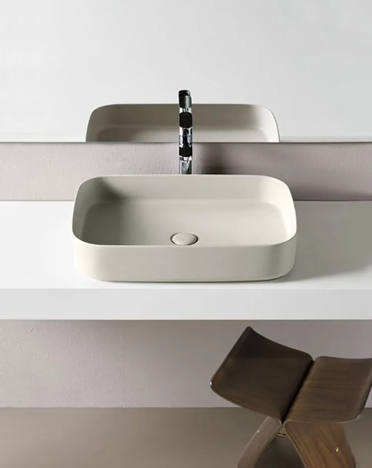 Modello di lavabo da appoggio rettangolare di Ceramica Cielo n.01