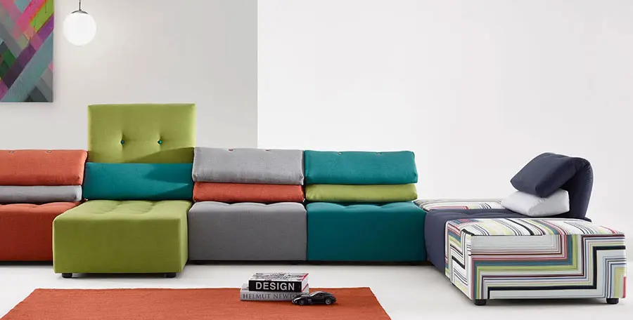 Arredare con un divano multicolore