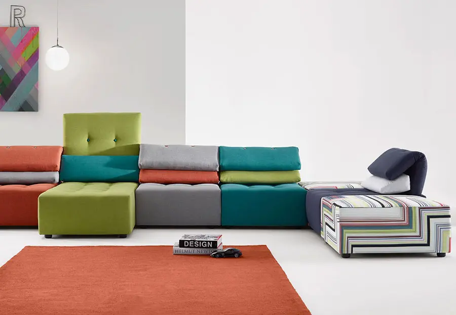 Idee di arredamento con divano multicolore n.10