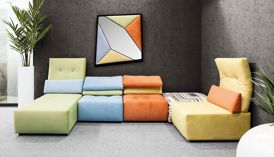 Idee di arredamento con divano multicolore n.11