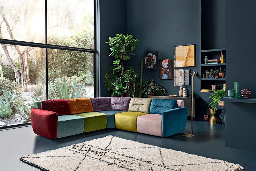 Idee di arredamento con divano multicolore n.25