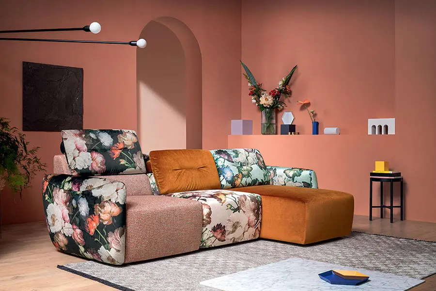 Idee di arredamento con divano multicolore n.26