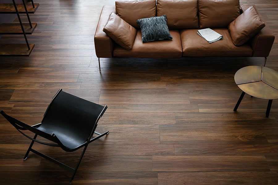 Tipologia di pavimento in gres effetto legno per soggiorno n.02