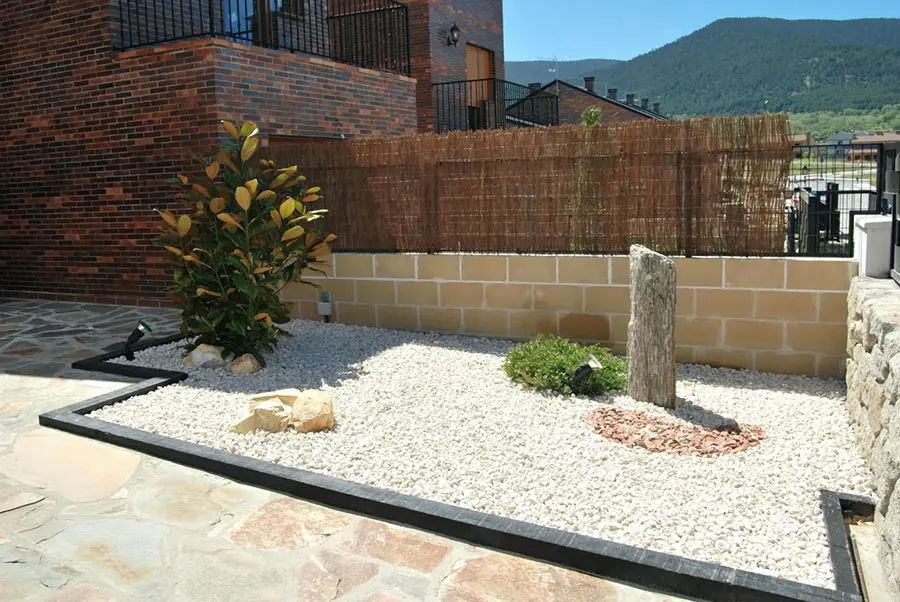 Idee per decorare un giardino moderno con i sassi n.19