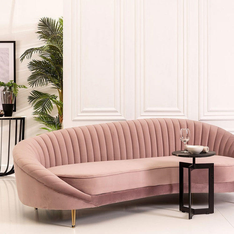 Arredamento con divano rosa di velluto n.04