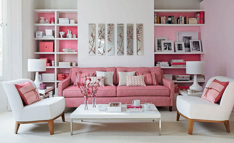 Idee di arredamento soggiorno con divano rosa n.01