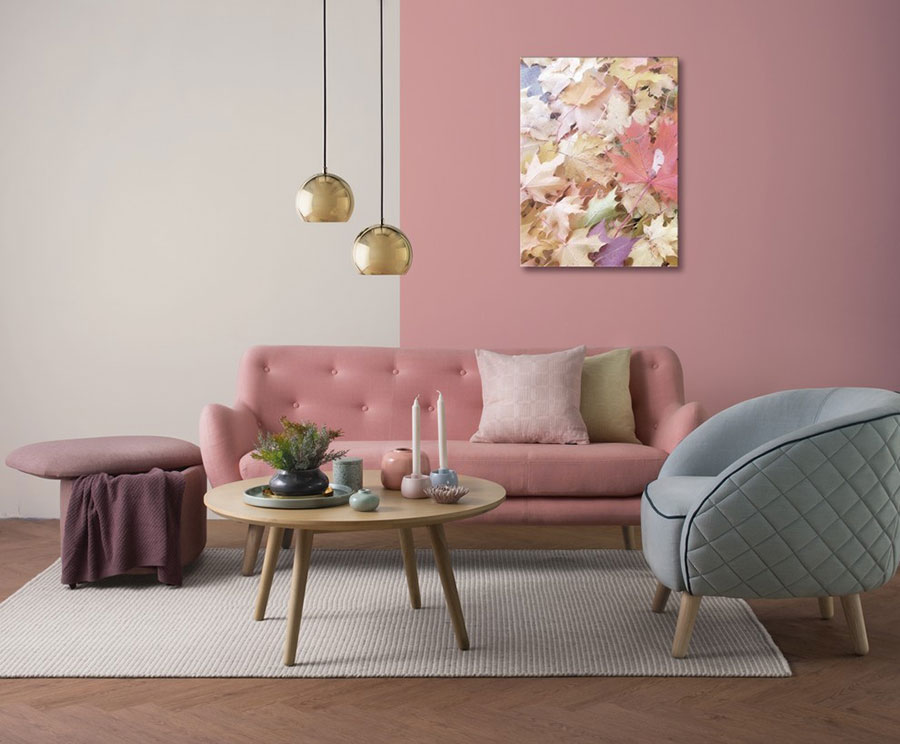 Idee di arredamento soggiorno con divano rosa n.03