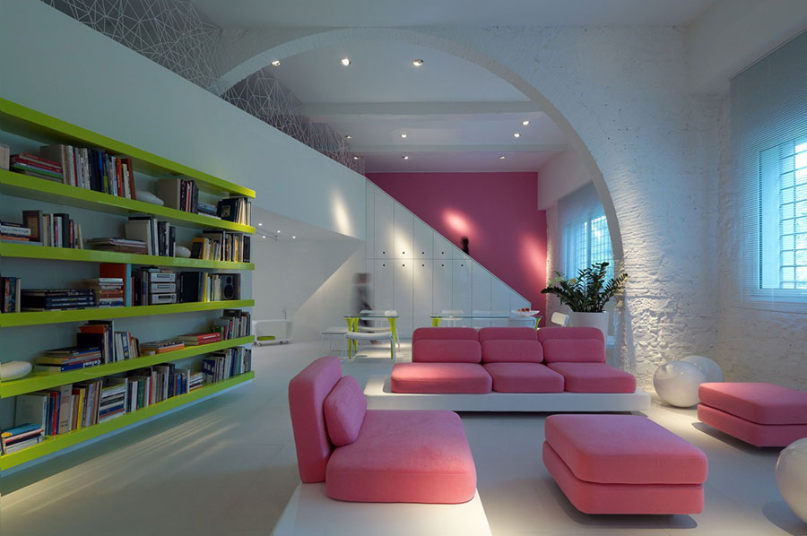 Idee di arredamento soggiorno con divano rosa n.06