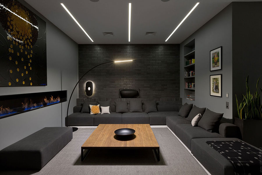 Idee per arredare il soggiorno con divano grigio scuro n.02