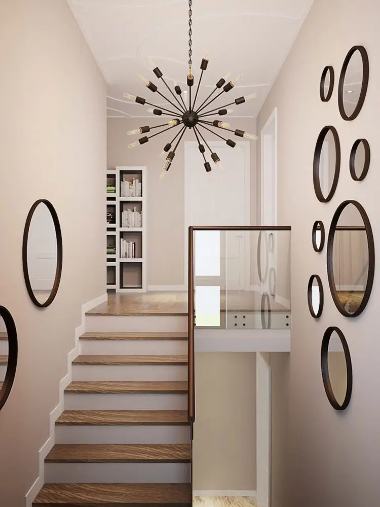 Idee per decorare le pareti delle scale interne con gli specchi n.01