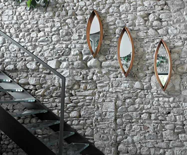 Idee per decorare le pareti delle scale interne con gli specchi n.03