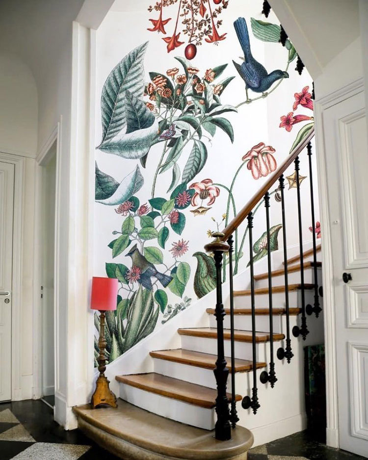 Idee per decorare le pareti delle scale interne con la carta da parati n.07