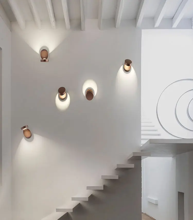 Idee per decorare le pareti delle scale interne con le luci n.02