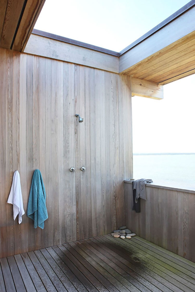 Idee per progettare una doccia esterna per casa al mare n.12